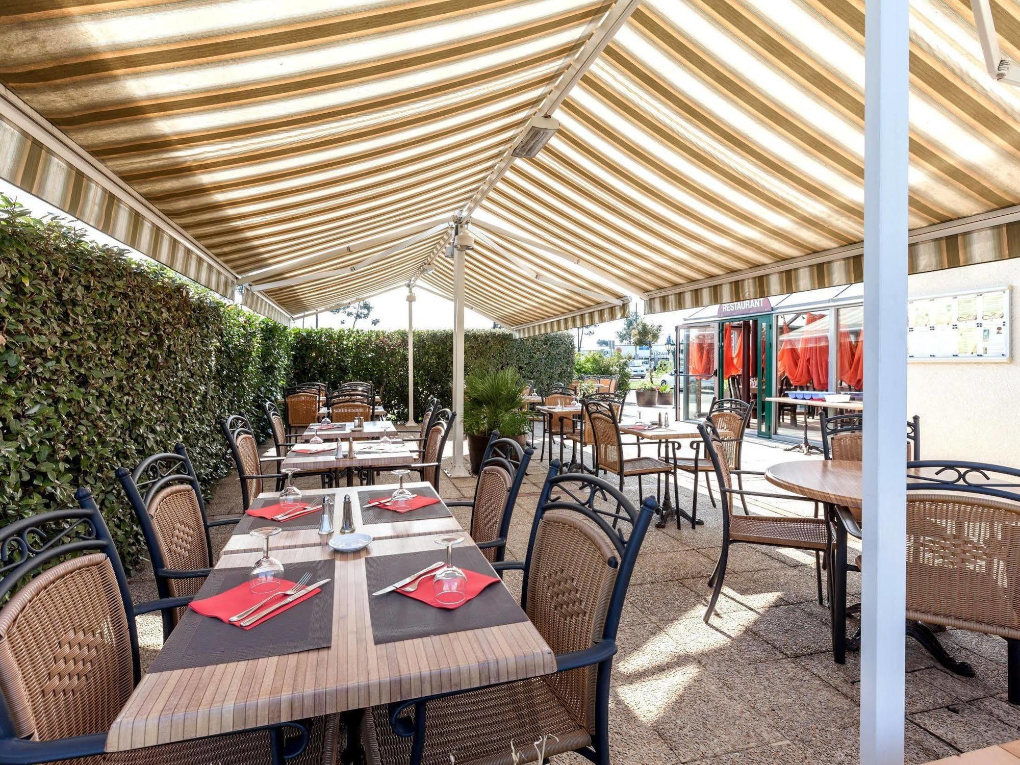 Logis Hotel Horus Restaurant Les Bruyeres Toulenne Exterior foto
